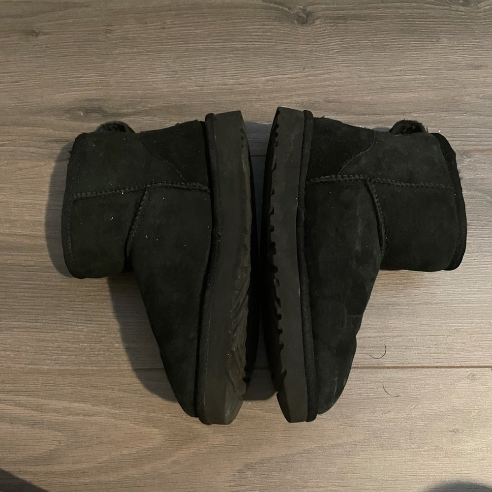 BLACK MINI UGGS